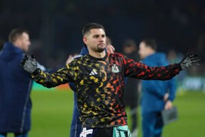 Report: Man United eyeing move to sign Premier League midfielder