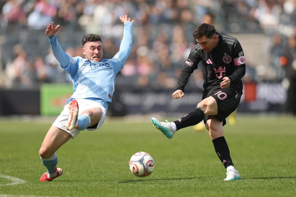 🎥 From over 30 yards out: Messi scores his 901st career goal