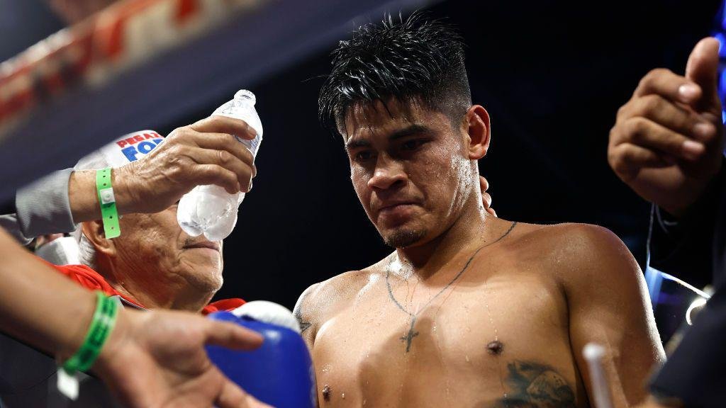 Navarrete stops Nunez to unify super-featherweight titles