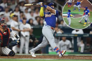 Wilyer Abreu uncorks epic bat flip after putting Venezuela ahead in stunning WBC upset against Japan