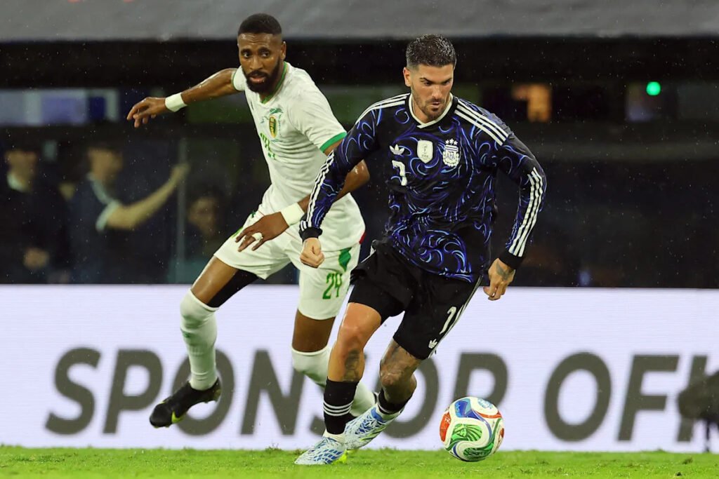 😳 Mauritania’s players battle over Messi and De Paul’s shirts!