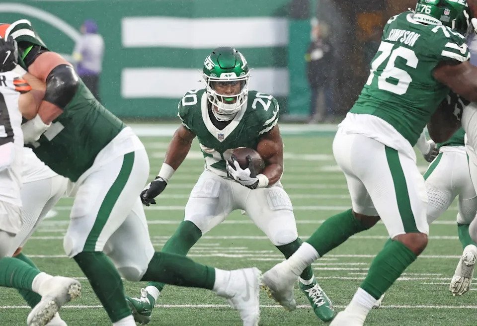 Breece Hall runs the ball during the Jets’ Nov. 9 game against the Browns. Robert Sabo for the NY Post