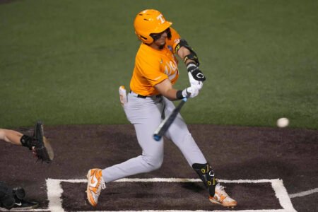 Tennessee powers past Georgia, 7-4