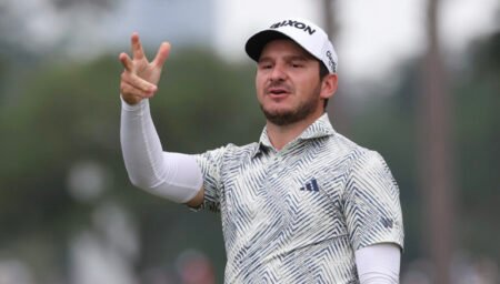 Pro golfer turns customized caddie bib into personal ad at Valspar Championship