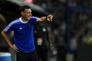 😳Bizarre moment: a fan sneaks into Scaloni’s press conference