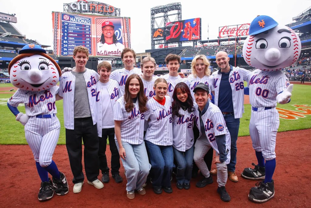 U.S. Figure Skating chaotically attempts to throw first pitch at Mets game