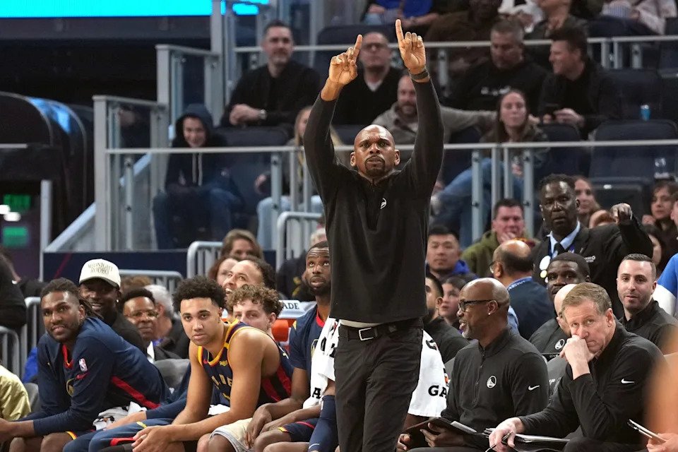 Golden State Warriors assistant coach Jerry Stackhouse (center) gestures during the second quarter against the Los Angeles Lakers at Chase Center.