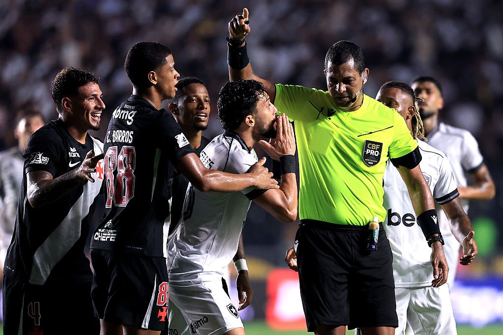 📹 Was it a red? Vasco v Botafogo flashpoint, watch and decide