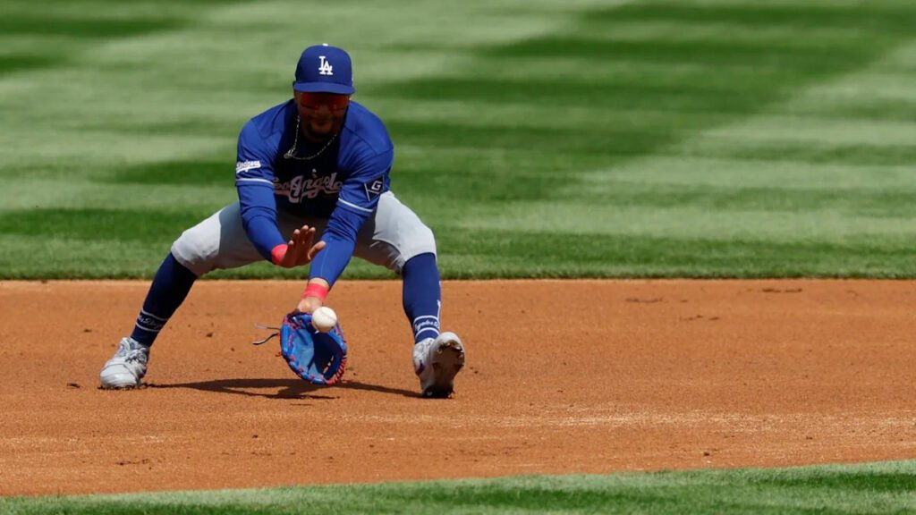 Dodgers place Mookie Betts on injured list with right oblique strain