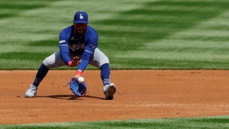 Dodgers place Mookie Betts on injured list with right oblique strain