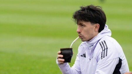 Carrick refuses to commit to Martinez Man Utd return