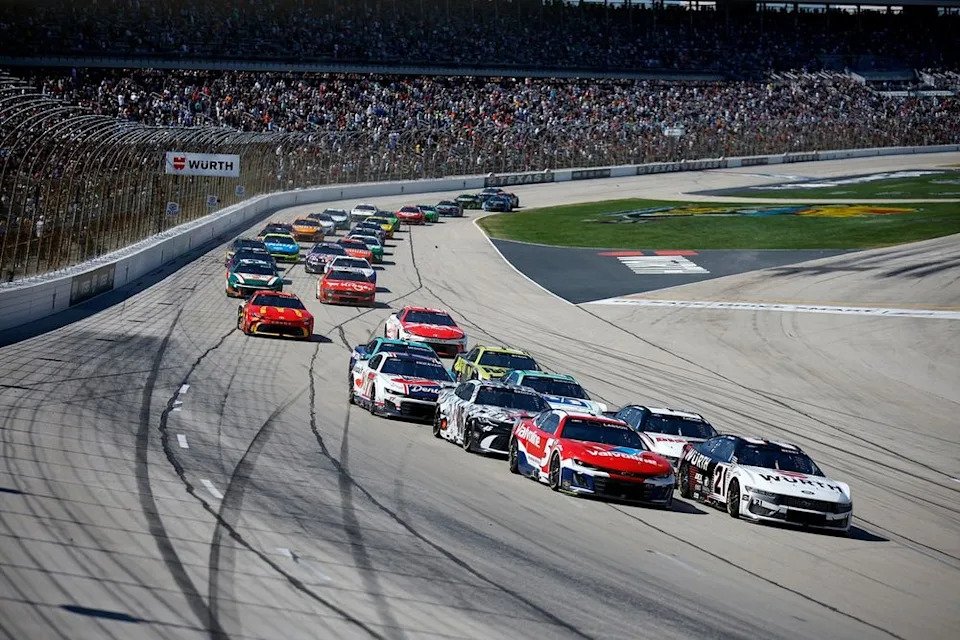 Josh Berry, Wood Brothers Racing Ford, Kyle Larson, Hendrick Motorsports Chevrolet