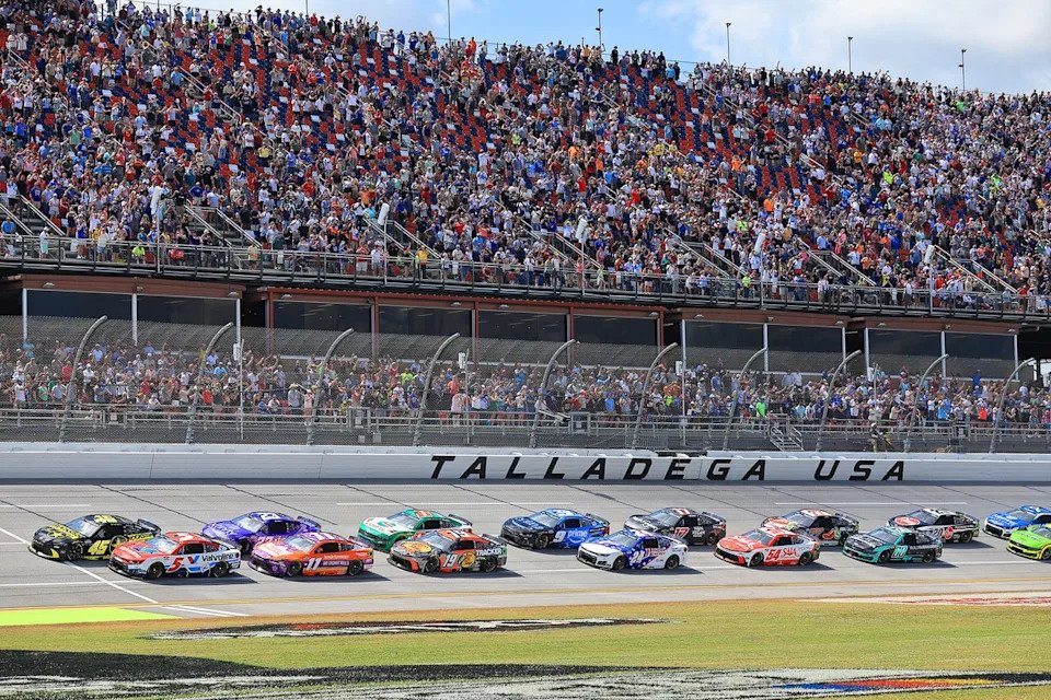 Tyler Reddick, 23XI Racing, Kyle Larson, Hendrick Motorsports