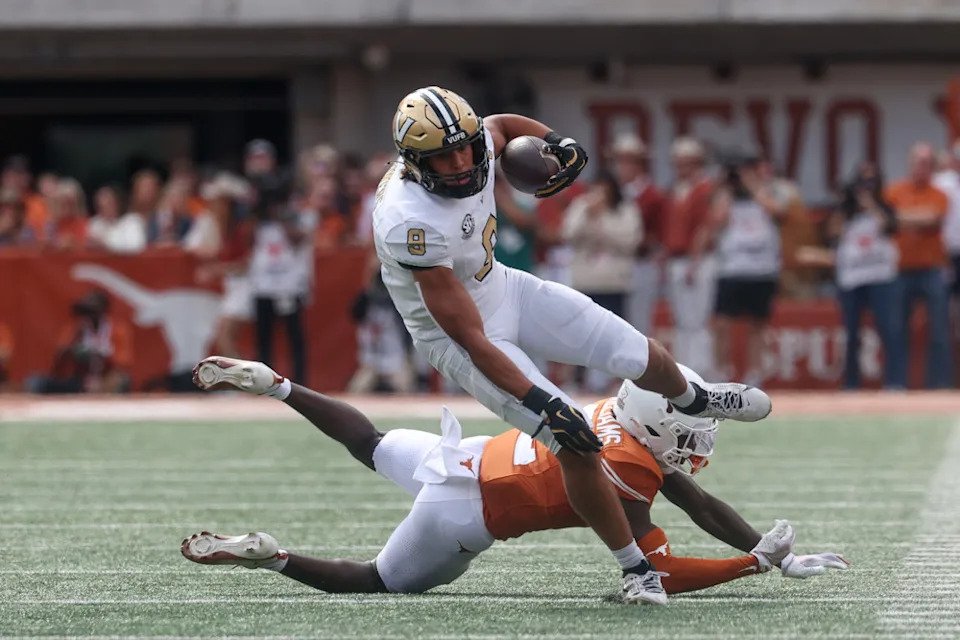 AUSTIN, TX - NOVEMBER 01: Tight end Eli Stowers #9 of the Vanderbilt Commodores breaks free from a tackle attempt by defensive back Derek Williams Jr. #2 of the Texas Longhorns during the SEC college football between Texas Longhorns and Vanderbilt Commodores on November 1, 2025, at Darrell K Royal-Texas Memorial Stadium in Austin, TX. (Photo by David Buono/Icon Sportswire)