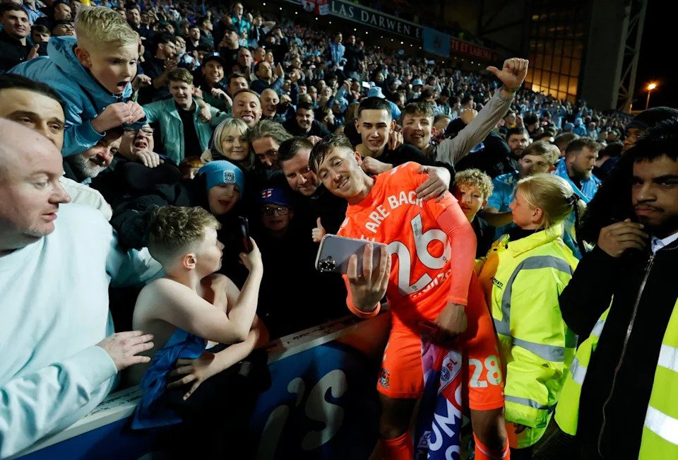 Coventry City's Josh Eccles takes a selfie with fans (Action Images via Reuters)
