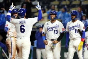 Royals split doubleheader with six-run sixth in the nightcap