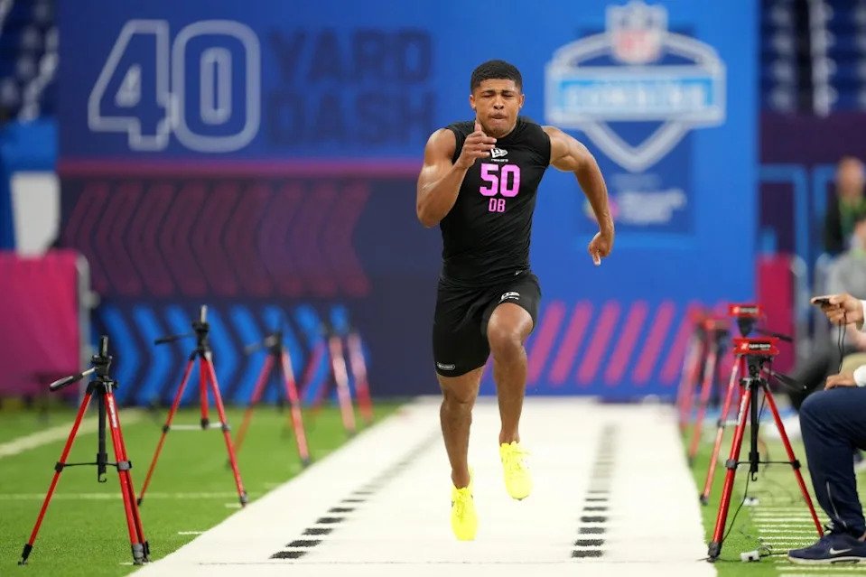 Ohio State defensive back Lorenzo Styles (DB50) runs in the 40-yard dash during the NFL Scouting Combine at Lucas Oil Stadium. Kirby Lee-Imagn Images