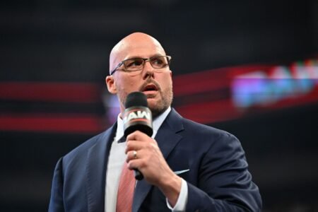 Popular WWE star threatens to fight Adam Pearce for a title shot ahead of RAW